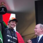 Andrea Kimi Antonelli celebra su victoria histórica en el podio del Gran Premio de Mónaco 2024 con Toto Wolff y Lewis Hamilton