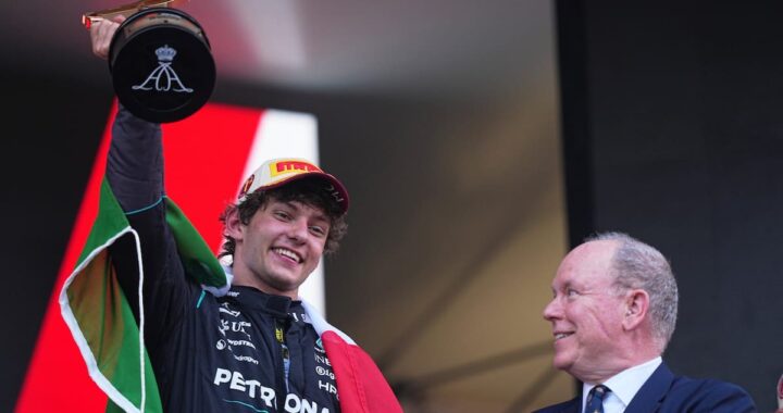Andrea Kimi Antonelli celebra su victoria histórica en el podio del Gran Premio de Mónaco 2024 con Toto Wolff y Lewis Hamilton