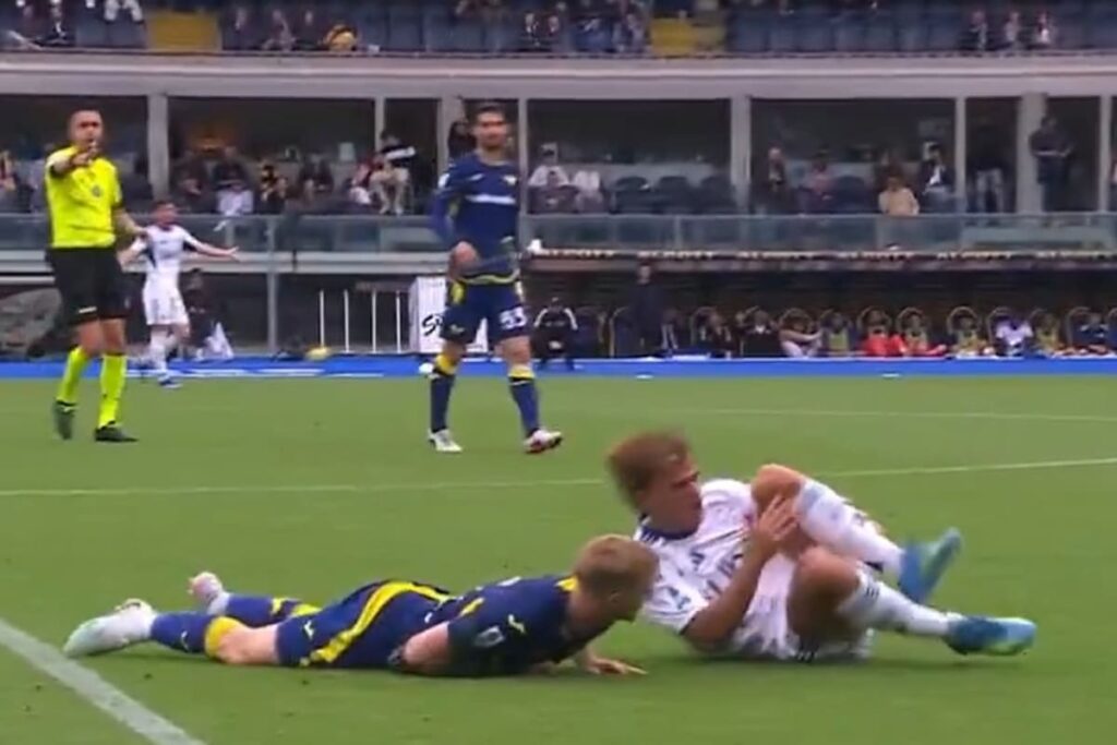 Nico Paz en el suelo tras fuerte choque con Nicolás Valentini en partido de Serie A, lesionando su rodilla izquierda