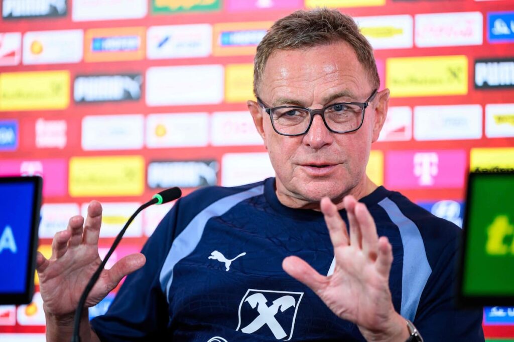 Ralf Rangnick y Lionel Scaloni en el banquillo durante partido del Mundial, duelo táctico entre contrapresión y posesión