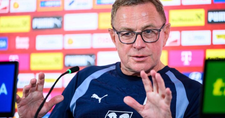 Ralf Rangnick y Lionel Scaloni en el banquillo durante partido del Mundial, duelo táctico entre contrapresión y posesión