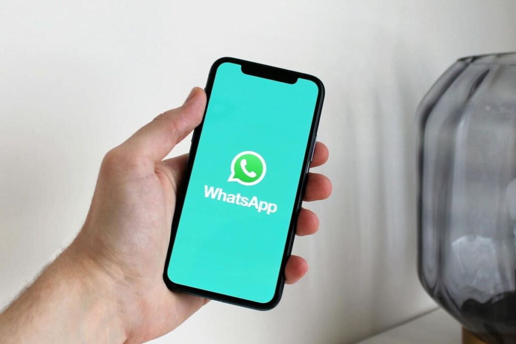 Pantalla de WhatsApp mostrando el nuevo indicador verde de conexión en tiempo real sobre la foto de perfil