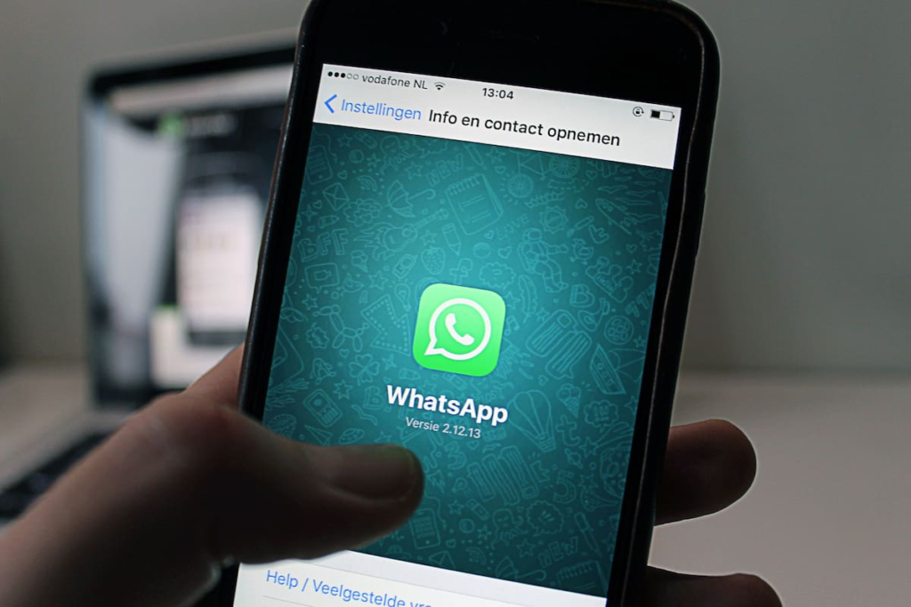 Pantalla de WhatsApp mostrando alerta de 10 segundos antes de chatear con un número desconocido