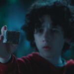 Escena caótica en cine con público reaccionando a bebé zombi cabalgando una gallina en la película de Minecraft