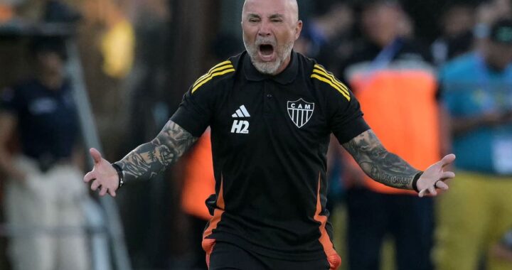 Jorge Sampaoli en rueda de prensa como nuevo DT de Talleres de Córdoba, sonriendo con camiseta del club