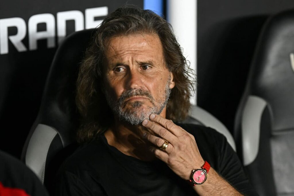 Rubén Darío Insua en su etapa como director técnico de Barracas Central durante un partido oficial
