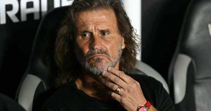 Rubén Darío Insua en su etapa como director técnico de Barracas Central durante un partido oficial