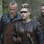 Cartel promocional de 'Vikingos' con Ragnar Lothbrok y barcos nórdicos en batalla épica