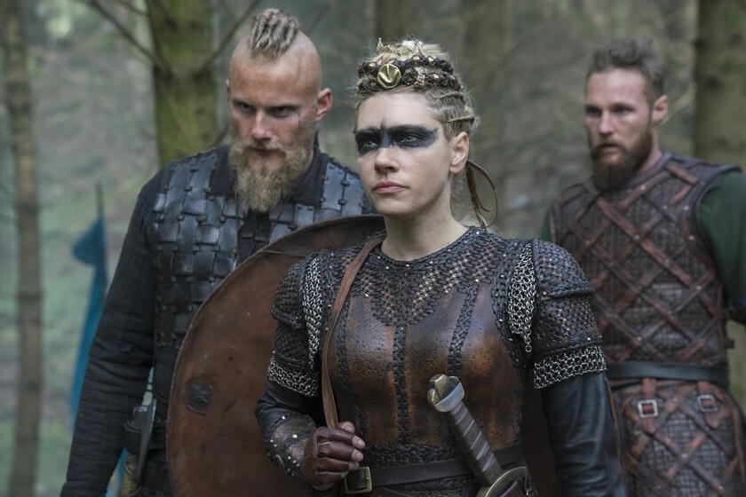 Travis Fimmel como Ragnar Lothbrok en escena épica de 'Vikingos' con barco dragón y paisaje nórdico