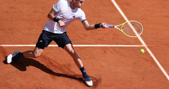 Juan Manuel Cerúndolo celebra su victoria épica sobre Jannik Sinner en Roland Garros 2025 con puño alzado en cancha central