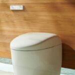Inodoro inteligente de alta gama con panel digital y bidet integrado en baño moderno