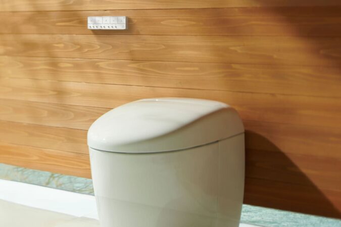 Inodoro inteligente de alta gama con panel digital y bidet integrado en baño moderno