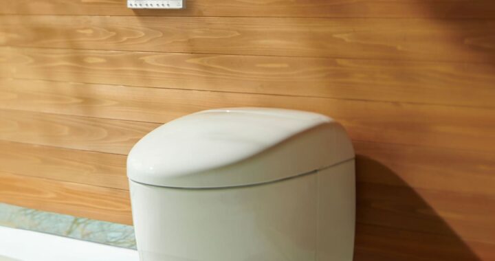 Inodoro inteligente de alta gama con panel digital y bidet integrado en baño moderno
