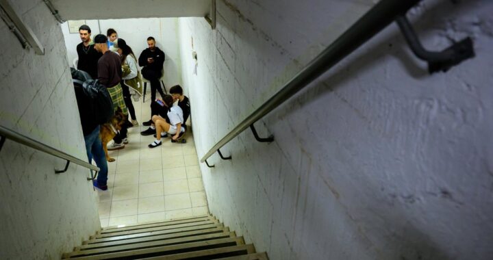 Sistemas de defensa israelíes interceptan misiles iraníes en el cielo nocturno tras ataque directo sin precedentes