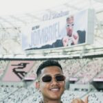 Jombriel sostiene placa de YouTube por un millón de suscriptores y doble disco de platino