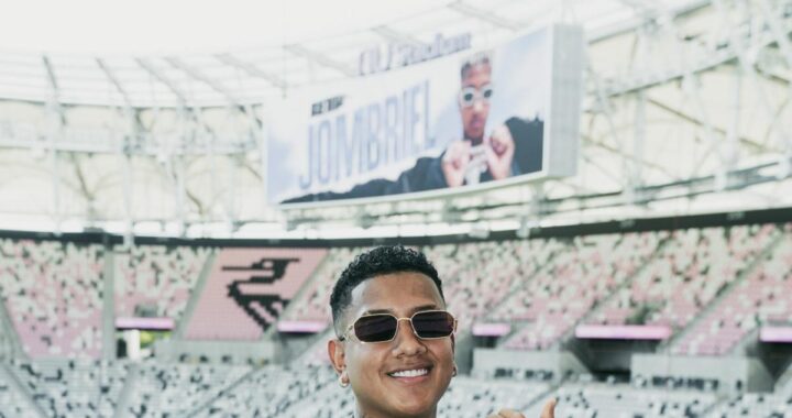 Jombriel sostiene placa de YouTube por un millón de suscriptores y doble disco de platino