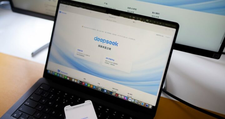 Oficina de DeepSeek en China con equipo trabajando en IA tras ronda de financiación récord de 7.400 millones