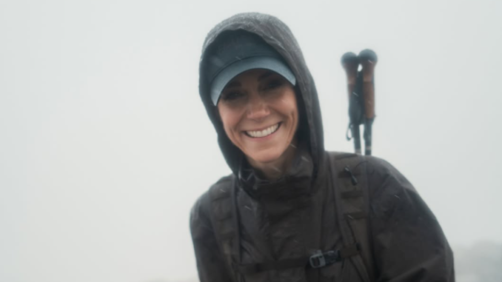 Kate Middleton sonriendo en la cima del Snowdon tras completar los Tres Picos en 24 horas por el cáncer