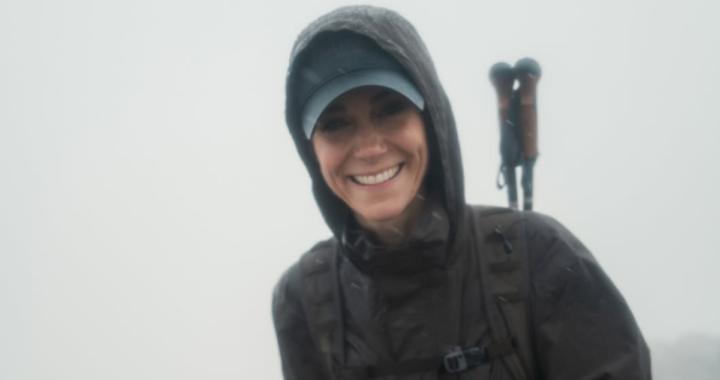 Kate Middleton sonriendo en la cima del Snowdon tras completar los Tres Picos en 24 horas por el cáncer