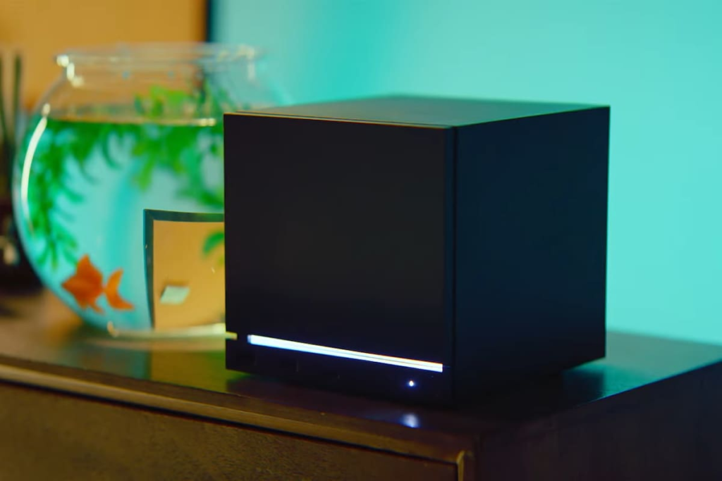Steam Machine de Valve con diseño cúbico y Steam Controller junto a consola PS5 Pro