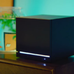 Steam Machine de Valve con diseño cúbico y Steam Controller junto a consola PS5 Pro