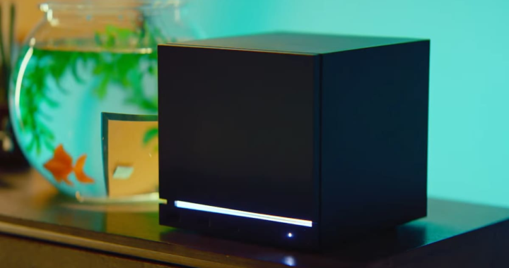 Steam Machine de Valve con diseño cúbico y Steam Controller junto a consola PS5 Pro