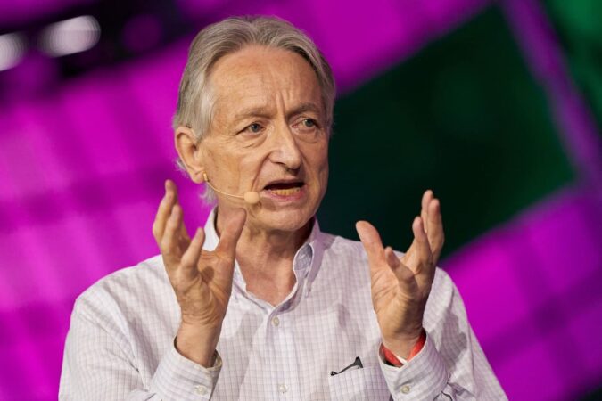 Geoffrey Hinton, Nobel de Física 2024, alerta con gesto serio sobre los riesgos de la IA descontrolada en conferencia global