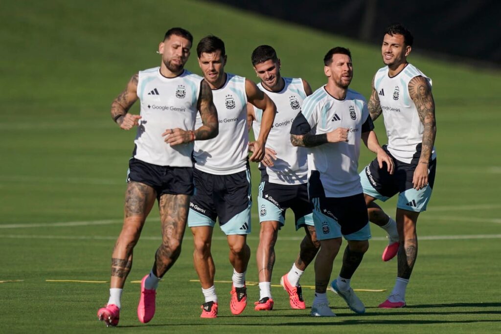 Messi, De Paul, Otamendi y Paredes en entrenamiento de Argentina mostrando liderazgo y unidad