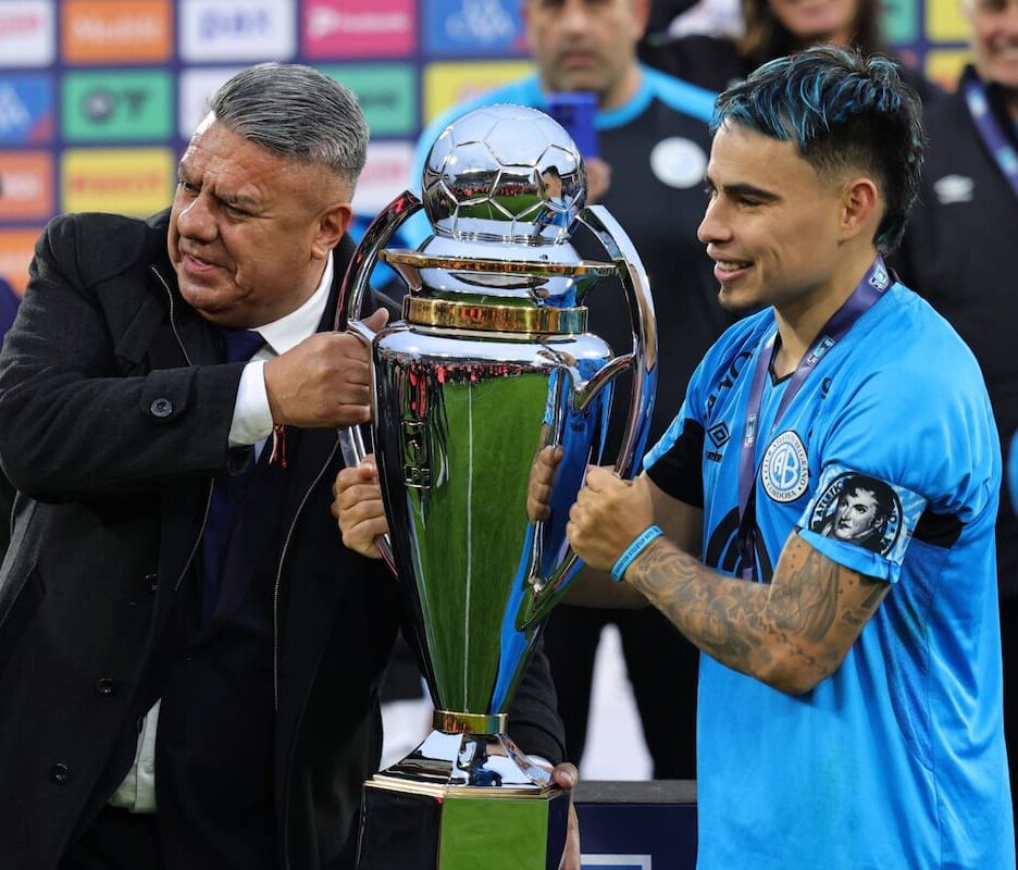 Mapa mundial con 15 banderas destacadas simbolizando los candidatos al título en el Mundial 2026 y trofeo en el centro