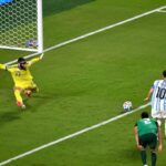 Jugadores de Cabo Verde y España en acción durante el partido inaugural del Mundial 2026 con estadísticas de juego visibles