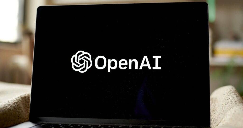 Representación digital de GPT-5.6 con logo de OpenAI y bandera de EE.UU. simbolizando control gubernamental