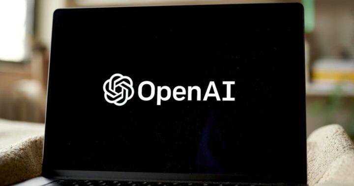 Representación digital de GPT-5.6 con logo de OpenAI y bandera de EE.UU. simbolizando control gubernamental