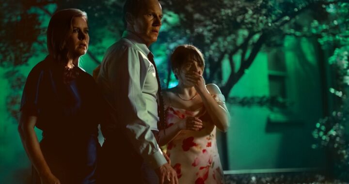 Javier Bardem con mirada penetrante caracterizado como Max Cady en escena oscura de 'Cape Fear' para Apple TV+