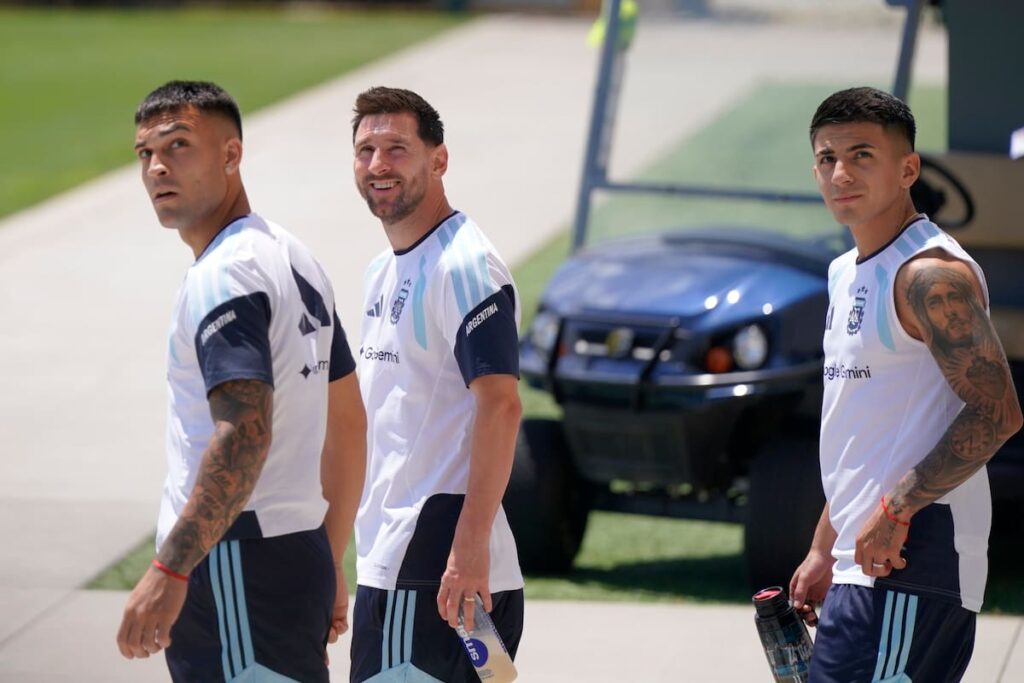 Lionel Messi celebra un gol en el Mundial rodeado de compañeros, mostrando emoción tras superar días difíciles