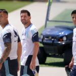 Lionel Messi celebra un gol en el Mundial rodeado de compañeros, mostrando emoción tras superar días difíciles