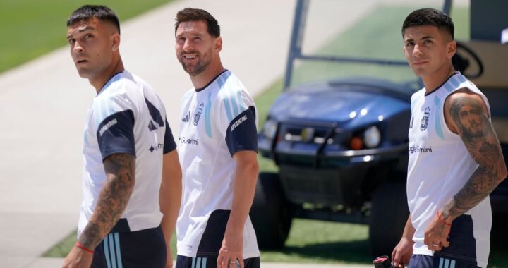 Lionel Messi celebra un gol en el Mundial rodeado de compañeros, mostrando emoción tras superar días difíciles