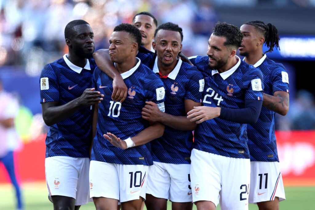 Kylian Mbappé celebra su segundo gol en el 3-1 de Francia sobre Senegal en Nueva Jersey