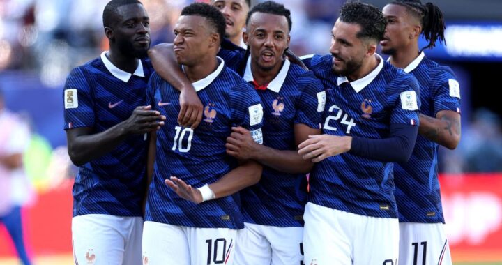 Kylian Mbappé celebra su segundo gol en el 3-1 de Francia sobre Senegal en Nueva Jersey