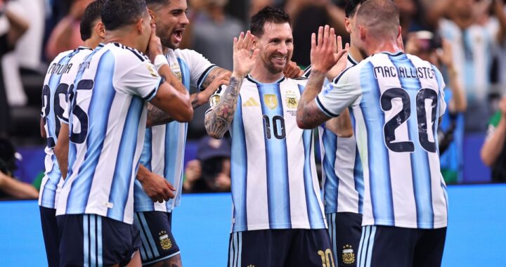 Jugadores de Argentina celebran su clasificación a 16avos de final con Scaloni y Messi en el banco