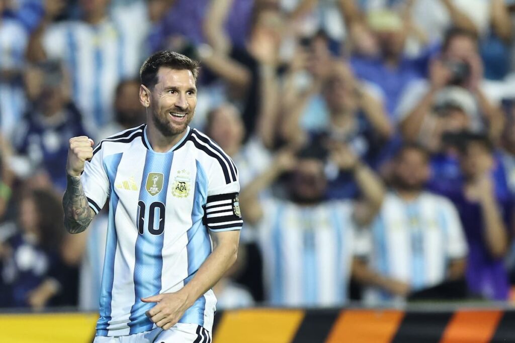 Lionel Messi celebra su gol 117 con Argentina tras convertir un penal en el amistoso contra Islandia en el estadio Jordan-Hare