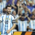 Lionel Messi celebra su gol 117 con Argentina tras convertir un penal en el amistoso contra Islandia en el estadio Jordan-Hare