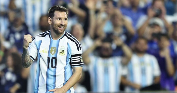 Lionel Messi celebra su gol 117 con Argentina tras convertir un penal en el amistoso contra Islandia en el estadio Jordan-Hare