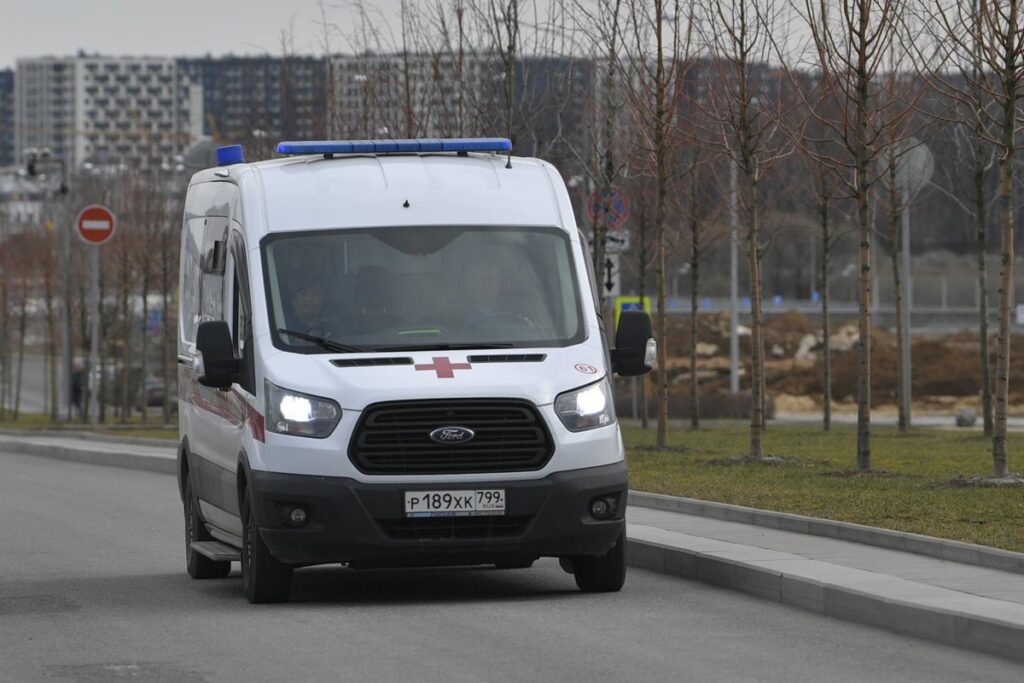 Restos calcinados de autobús tras ataque con dron en zona residencial de Donetsk con 8 civiles muertos