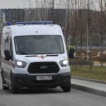 Restos calcinados de autobús tras ataque con dron en zona residencial de Donetsk con 8 civiles muertos
