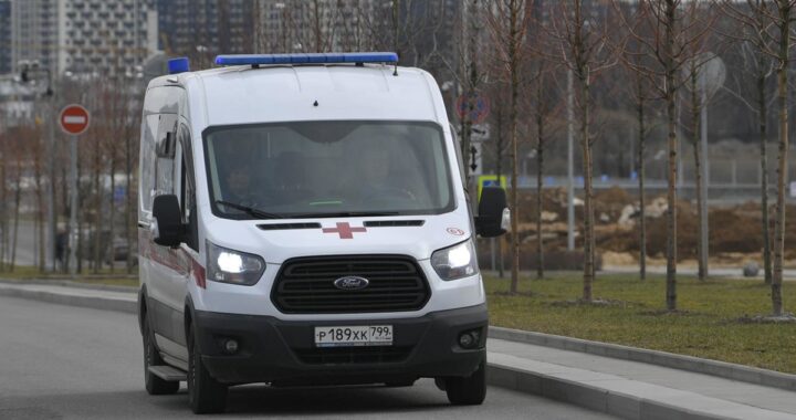 Restos calcinados de autobús tras ataque con dron en zona residencial de Donetsk con 8 civiles muertos