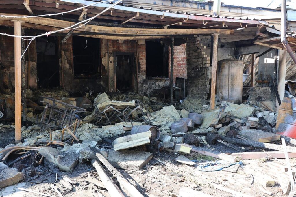 Escombros y destrucción en Chuguev, Járkov, tras bombardeo ruso que mató a una embarazada de 22 años y dos hombres