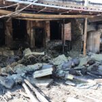 Escombros y destrucción en Chuguev, Járkov, tras bombardeo ruso que mató a una embarazada de 22 años y dos hombres