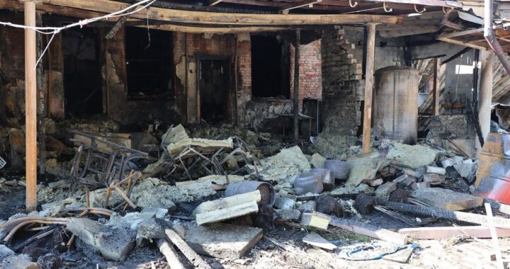 Escombros y destrucción en Chuguev, Járkov, tras bombardeo ruso que mató a una embarazada de 22 años y dos hombres