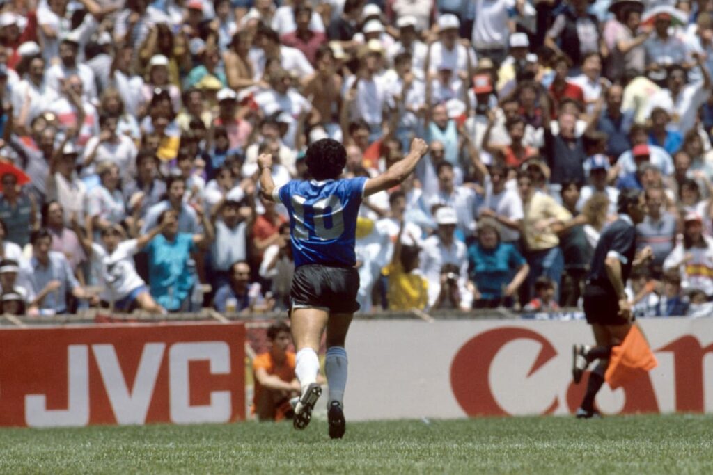 Detalle de la nueva camiseta negra de Argentina con vivos celestes y azules para el Mundial 2026