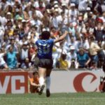 Detalle de la nueva camiseta negra de Argentina con vivos celestes y azules para el Mundial 2026